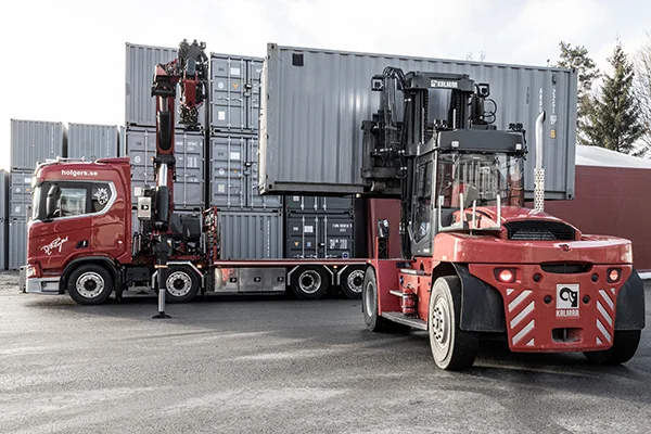 Boomer fraktar containrar