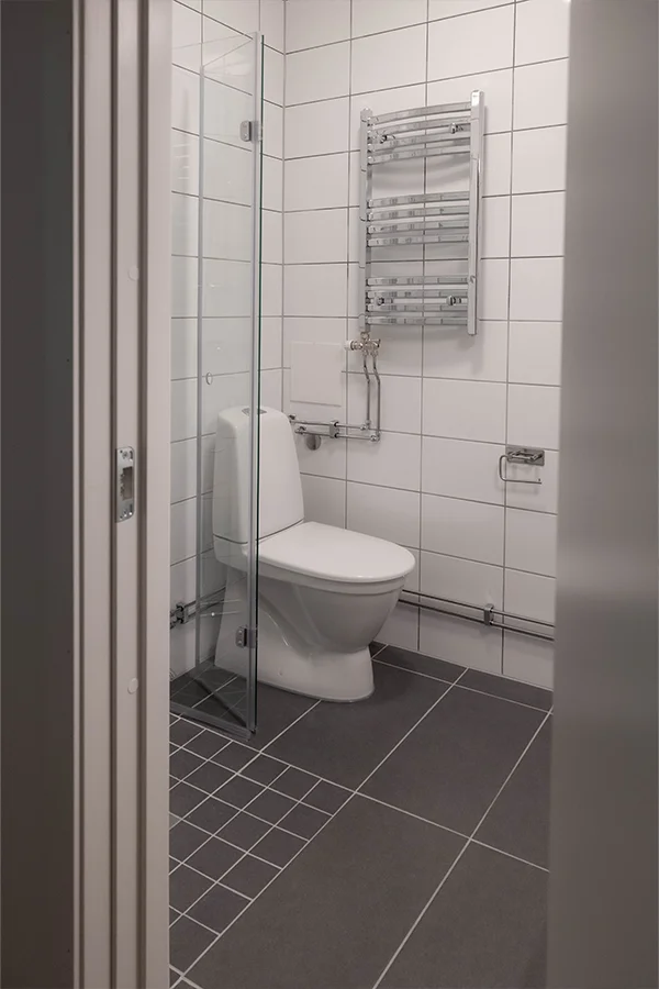 Vy över toaletten i badrummet hos Pulsen Fastigheter efter renovering