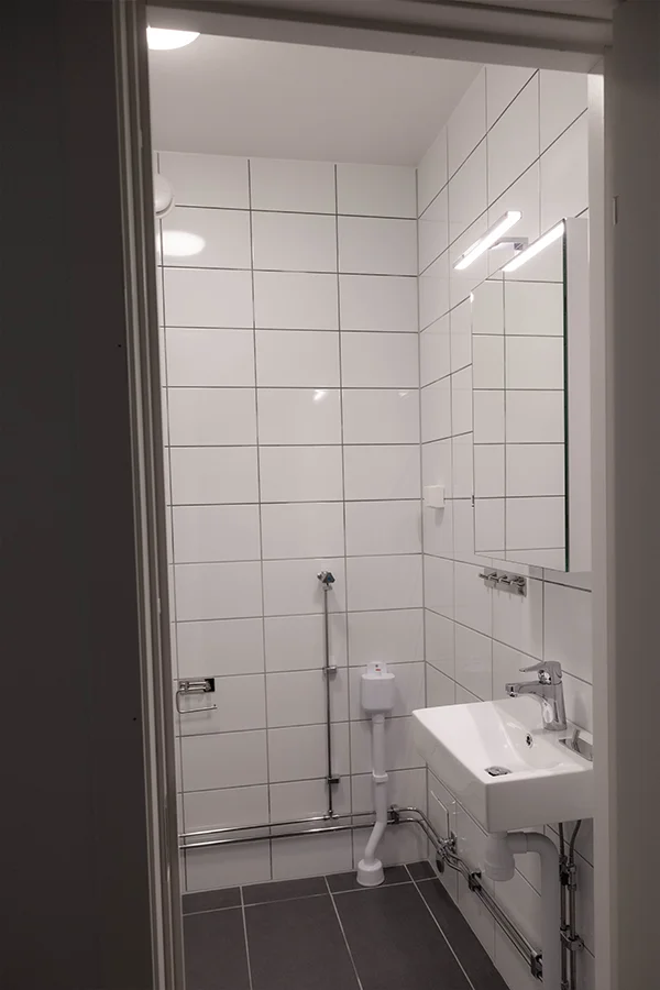 Vy över handfatet i badrummet hos Pulsen Fastigheter efter renovering