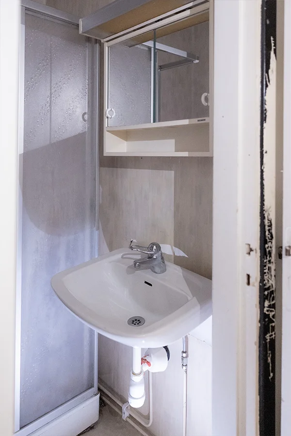 Vy över handfatet i badrummet hos Pulsen Fastigheter innan renovering