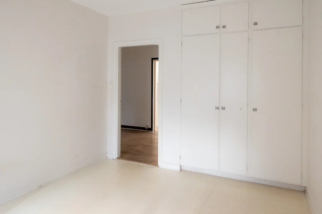 Sovrummet hos Pulsen Fastigheter innan renovering
